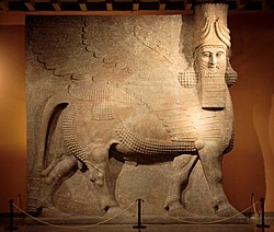 Крилат бик с глава на човек, известен като ламасу от Дур Шарукин през Новоасирийския период (721 – 705 пр.н.е.)