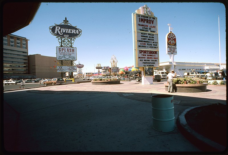 File:Las Vegas. Piazza nei pressi del Riviera.jpg