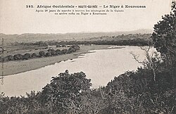 Nigerjokea Kouroussassa 1900-luvun alun postikortissa.