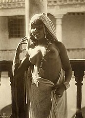 Lehnert et Landrock - Jeune fille nu au collier, Tunisie, circa 1910.jpg