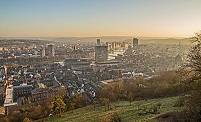 Blick über die Stadt mit Maastal