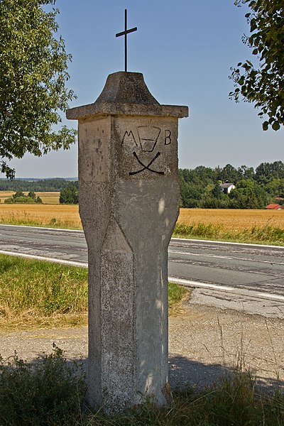 File:Lichtpfeiler nördlich von Zissersdorf.jpg