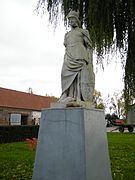 Statue de Saint Georges devant l'église.