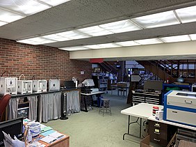 Imagem do laboratório Makerspace da Biblioteca Pública de Louisville.