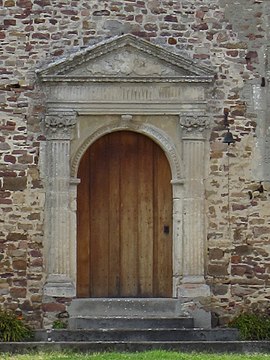 La porte d'entrée du manoir, avec fronton.