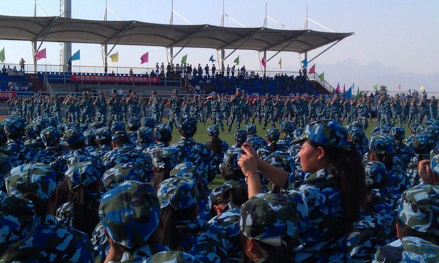 https://upload.wikimedia.org/wikipedia/commons/thumb/d/d5/Military_training_in_a_Chinese_College.jpg/640px-Military_training_in_a_Chinese_College.jpg