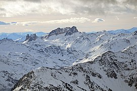 Depuis la cime Caron, on voit au au centre de la photo le Cheval-Blanc, le mont Thabor, le pic du Thabor, la pointe de Terre Rouge qui sont tous des sommets élevés et enneigés ici.