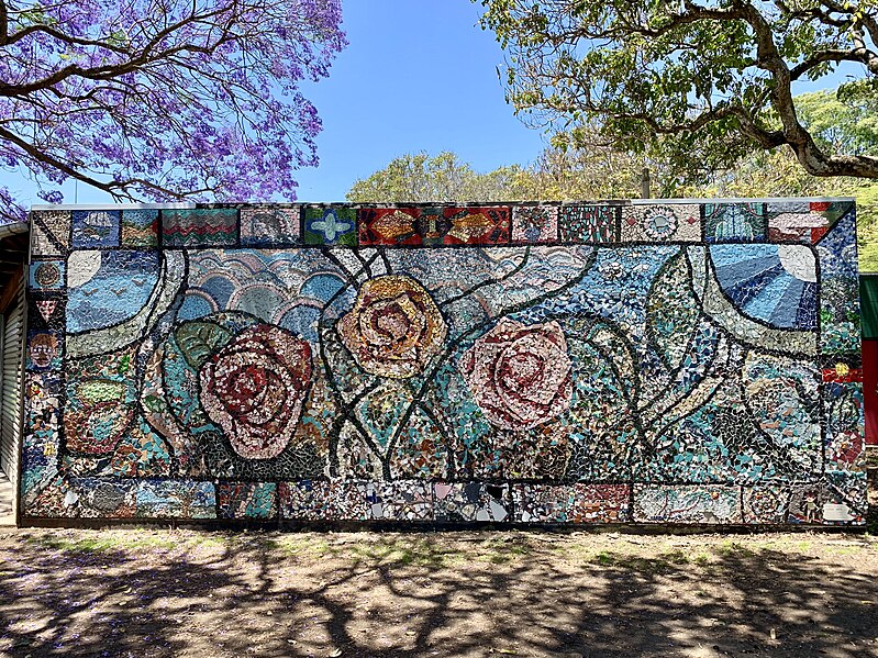 File:Mosaic on a house in New Farm Park, Queensland.jpg