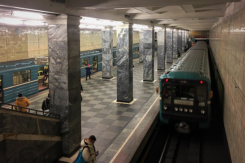 File:Moscow, Sokolniki metro station - view from overhead gallery.jpg