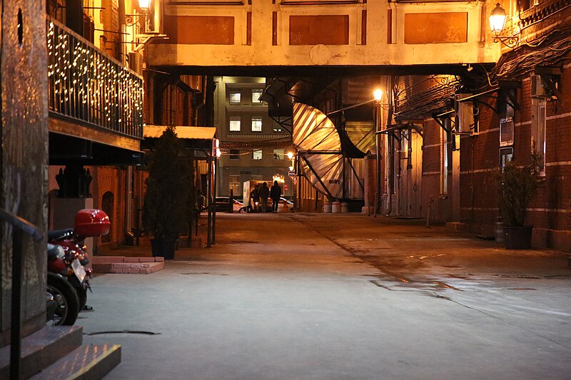 File:Moscow, alley inside the Red October factory (46145467651).jpg