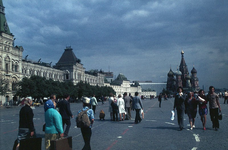 File:Moskau-06-Roter Platz-Kaufhaus GUM-Basilius-Kathedrale-1975-gje.jpg