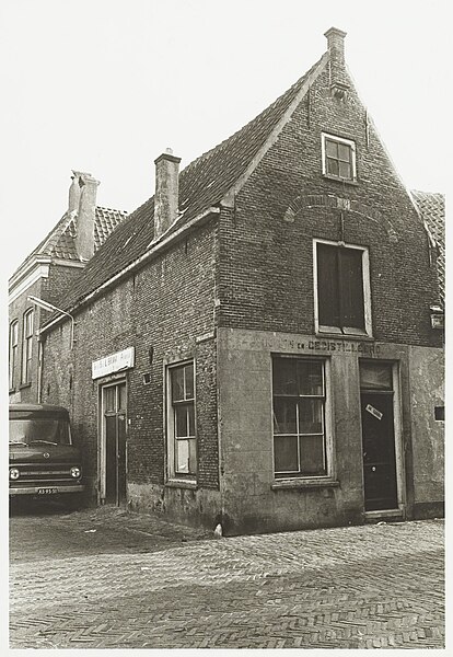 File:Mosterdsteeg 1, hoek Spanjaardstraat 23, Graniet Bedrijf L. Bruna Alkmaar. Gedeeltelijk de linkerkan - RAA011005159 - RAA Elsinga.jpg