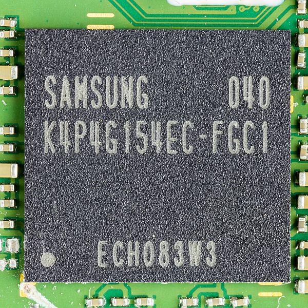 File:Motorola Xoom - Samsung K4P4G154EC-FGC1 on main board-0122.jpg