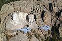 Dos avions Hornet sobrevolant el monument