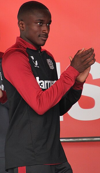 File:Moussa Diaby, 2022-07-31, Saisoneröffnung Bayer 04, Leverkusen (1).jpg