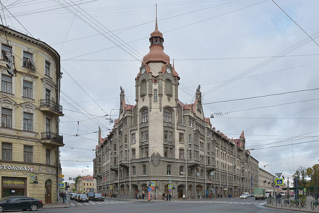 Вид на дом с угла Садовой улицы и Вознесенского проспекта. Декабрь 2015 года