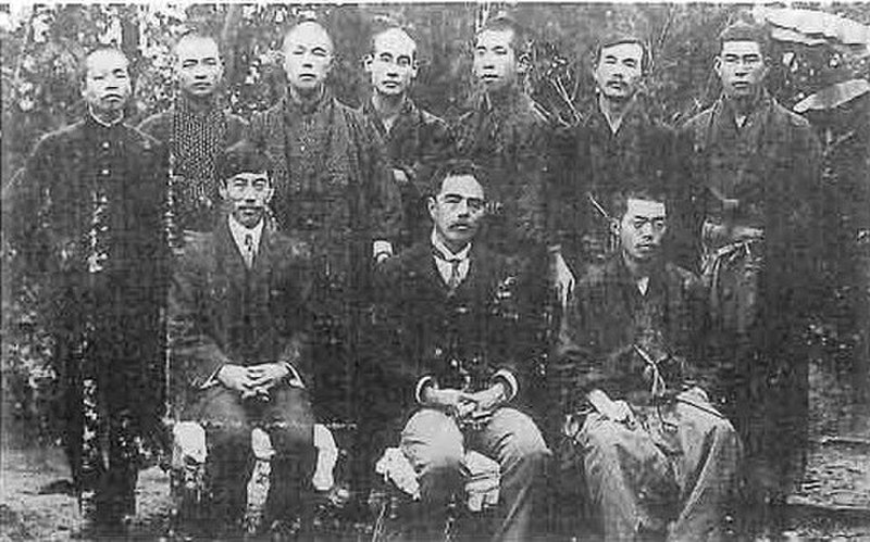 白雨会送別会(1917年)、前列中央は内村鑑三、南原は前列左 Wikipediaより