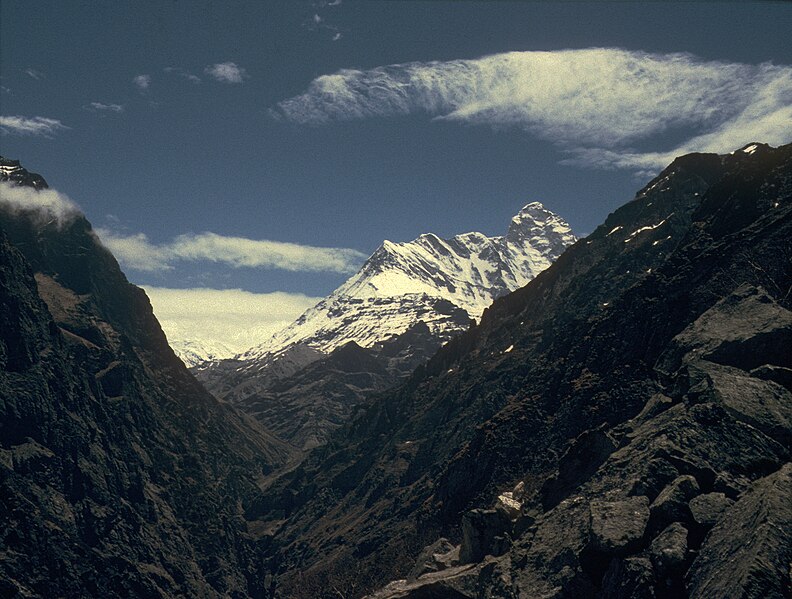 File:Nanda Devi peak view from outer Sanctuary near Bujgara Jun 1980.jpg