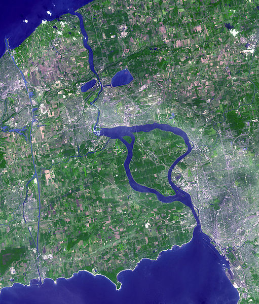 Satellite image of Niagara River flowing north from Lake Erie (bottom) to Lake Ontario (top). The river flows around Grand Island, and then flows over