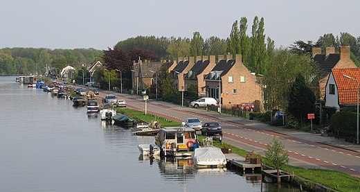 De Ringvaart en de Nieuwemeerdijk, gezien in zuidoostelijke richting vanaf de Oude Haagsebrug