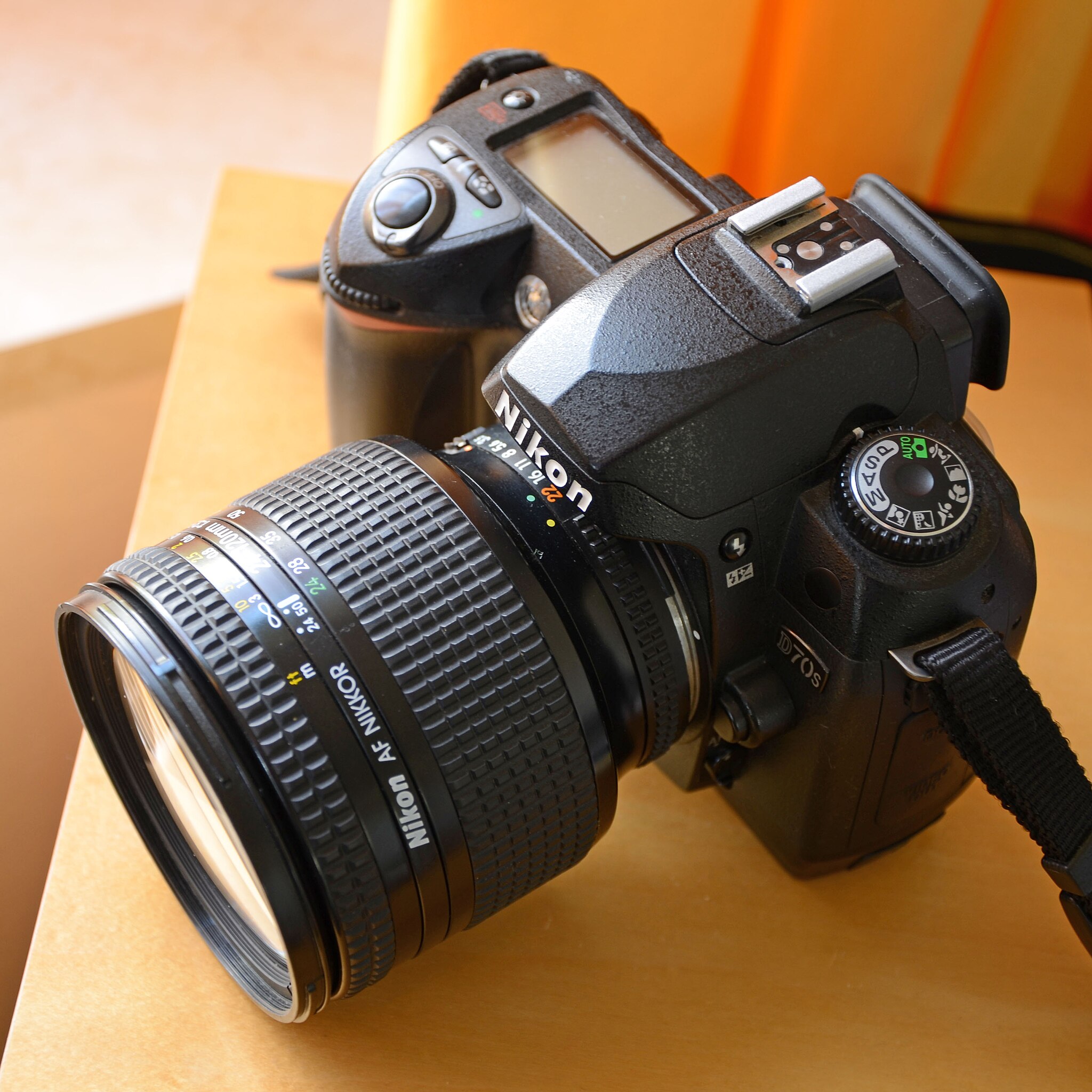 File:Nikon D70s with 24-120mm lens - 8199.jpg - Wikimedia Commons