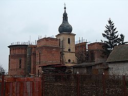 A régi görögkatolikus templom, körülötte egy épülő ortodox templommal