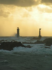 Le phare de Nividic, situé sur l’île d’Ouessant, dans le Finistère, en Bretagne, est le point le plus à l'ouest de la France métropolitaine. (définition réelle 1 536 × 2 048)