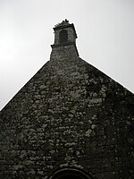 La façade ouest et le clocher.