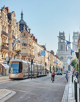 D'Rue Jeanne d'Arc, hannen d'Kathedral