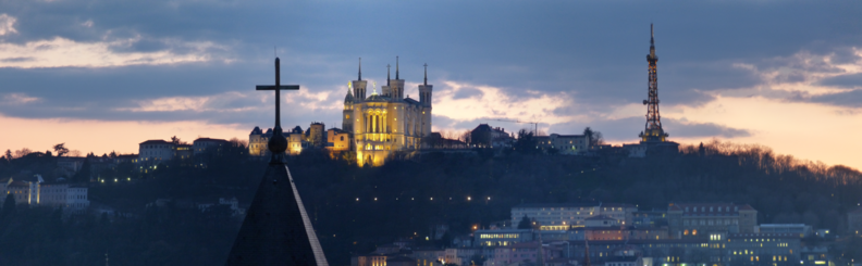 Alacakaranlıkta Lyon'dan Fourvière manzarası, bazilika ve radyo anteni.