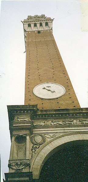 File:Panorama di piazza di Siena 01.jpg