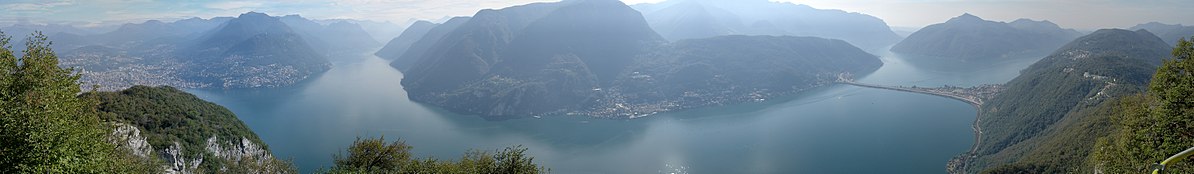 Vaade järvele Monte San Salvatorest, Lugano paistab vasakult