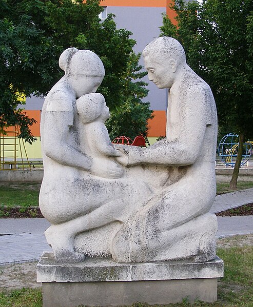 File:Parents with child Statue Hrobakova street Bratislava (cropped).JPG