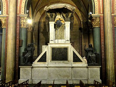 The pulpit in the nave designed by Quatremère de Quincy in 1827