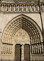 Tympan gothique de la cathédrale Notre-Dame de Paris.