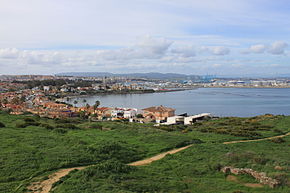 Vista da cidade e do seu porto desde o Parque Centenario