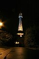 La torre de Petřín con su iluminación nocturna.