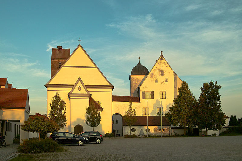 File:Pfarrkirche und Fuggerschloß-4.jpg