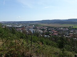 Pohled na radotínskou zástavbu z kopce nad městskou částí