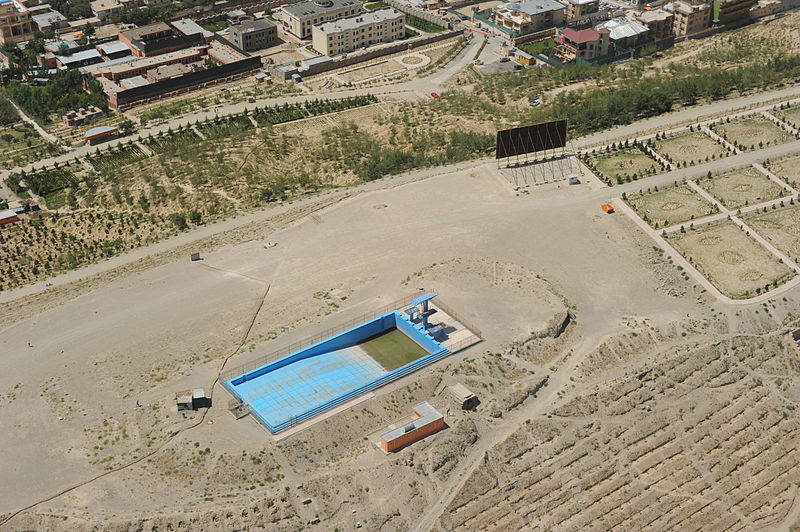 File:Pool at BiBi Mahro Park in 2011.jpg