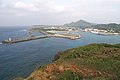 Port Kubura widziany z przylądka Iri-zaki (zachodni kraniec wyspy)