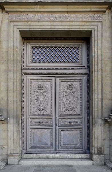 File:Porte Louis XVIII Cour Carrée Louvre.jpg