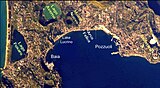 Спутниковая фотография Поццуольского залива. В нижней части — Мизенский мыс и внутренняя гавань (Маре-Морто)