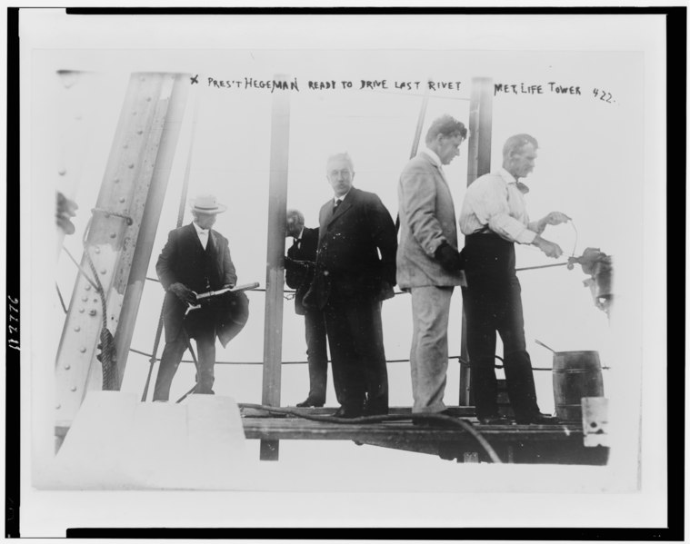 File:Pres't Hegeman ready to drive last rivet, Met. Life tower LCCN97503253.tif