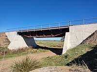 Puente del ferrocarril Mérida-Los Rosales sobre la Rivera de Usagre.jpg