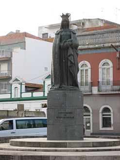 Rainha Dona Leonor Statue.jpg