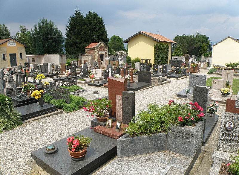 File:Ranco Cimitero 5.JPG