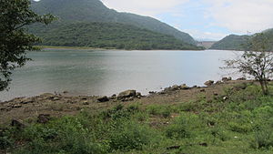 Der Rantembe-Stausee mit dem Randenigala-Damm im Hintergrund