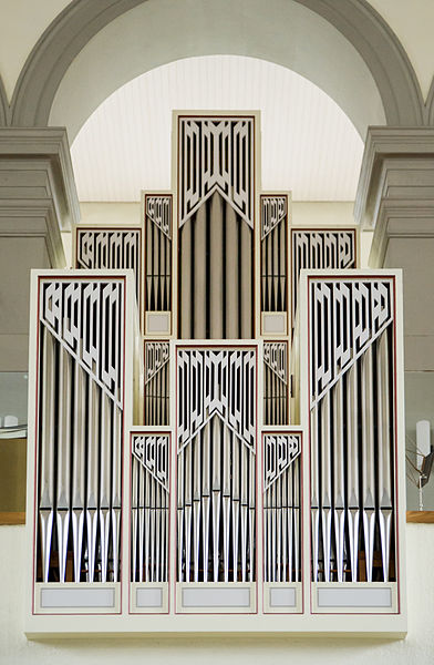 File:Reformierte Kirche Wattwil central piece of the organ seen from the ground floor.jpg