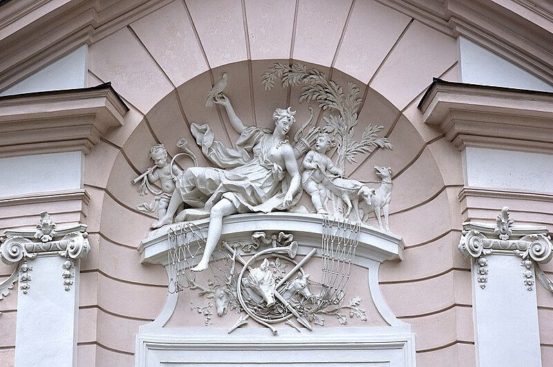 Fișier:Relief of Diana, at the Amalienburg.jpg